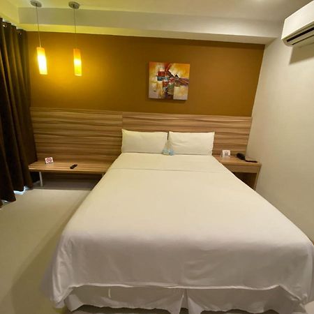 מנילה Capital O 820 Guijo Suites Makati מראה חיצוני תמונה