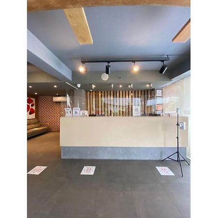 מנילה Capital O 820 Guijo Suites Makati מראה חיצוני תמונה