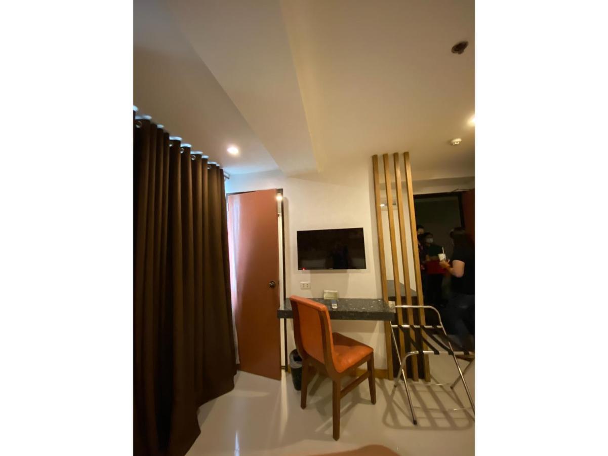 מנילה Capital O 820 Guijo Suites Makati מראה חיצוני תמונה