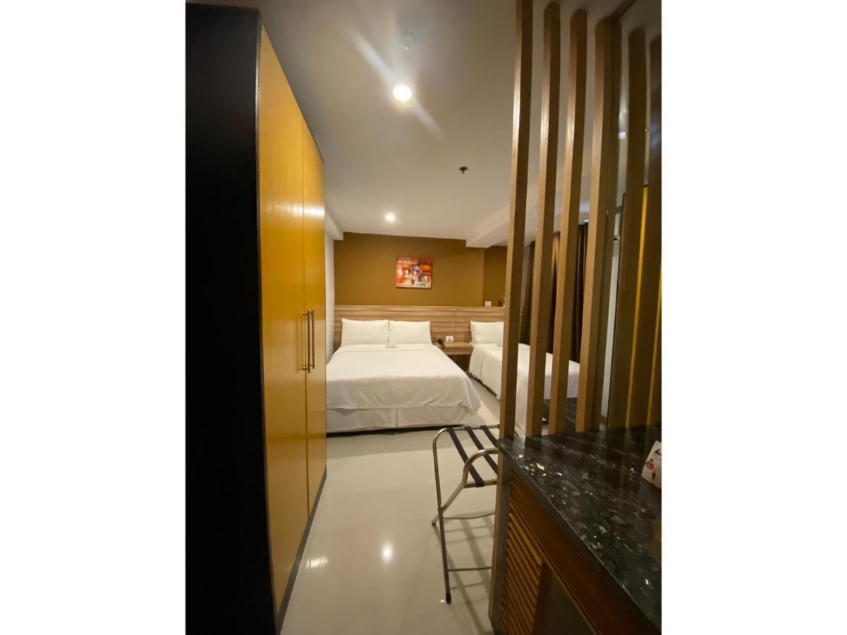 מנילה Capital O 820 Guijo Suites Makati מראה חיצוני תמונה