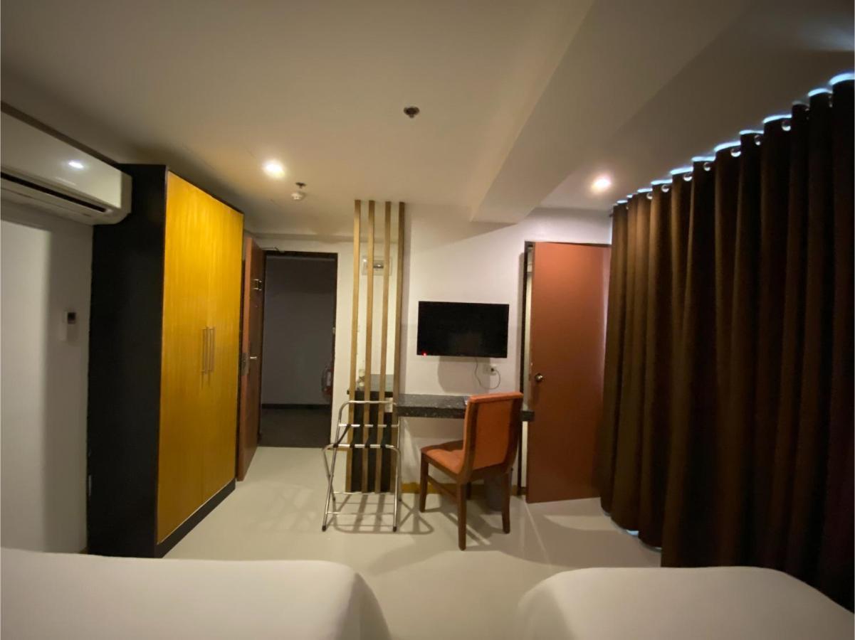 מנילה Capital O 820 Guijo Suites Makati מראה חיצוני תמונה