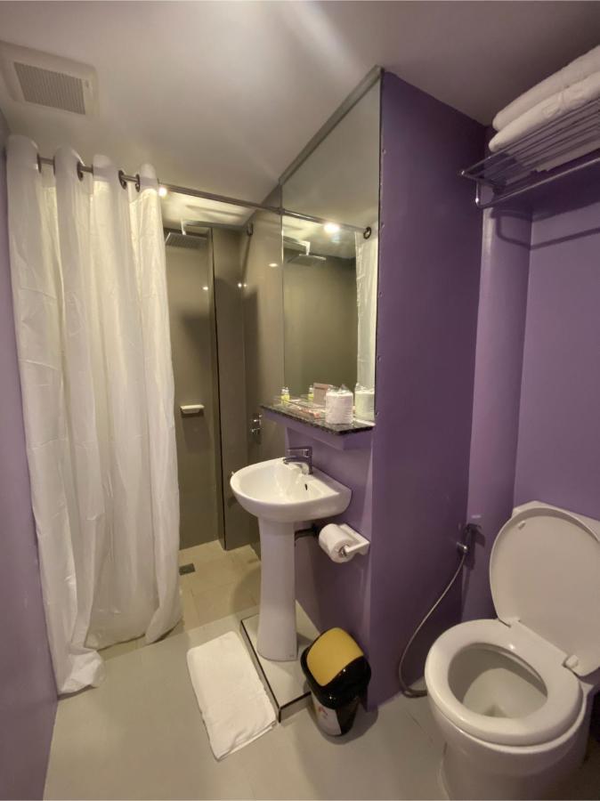 מנילה Capital O 820 Guijo Suites Makati מראה חיצוני תמונה