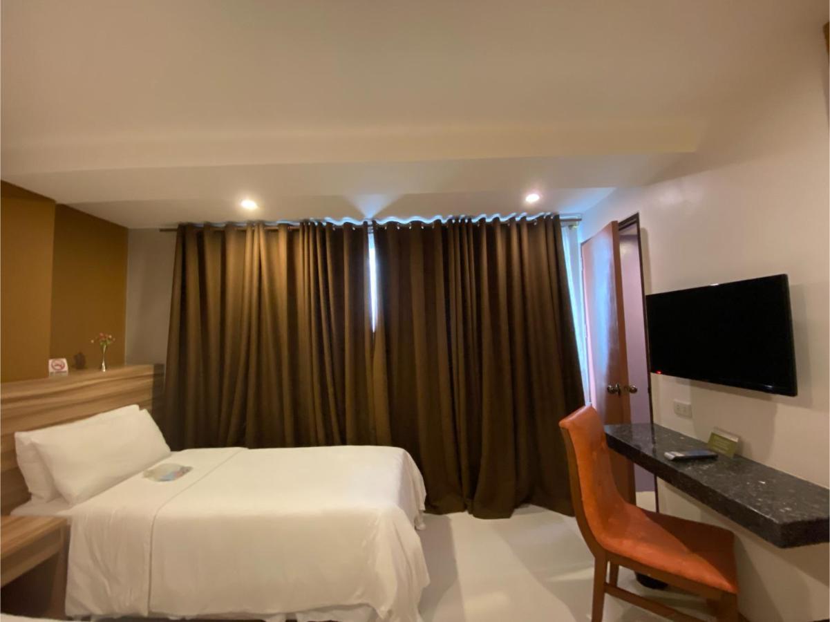 מנילה Capital O 820 Guijo Suites Makati מראה חיצוני תמונה