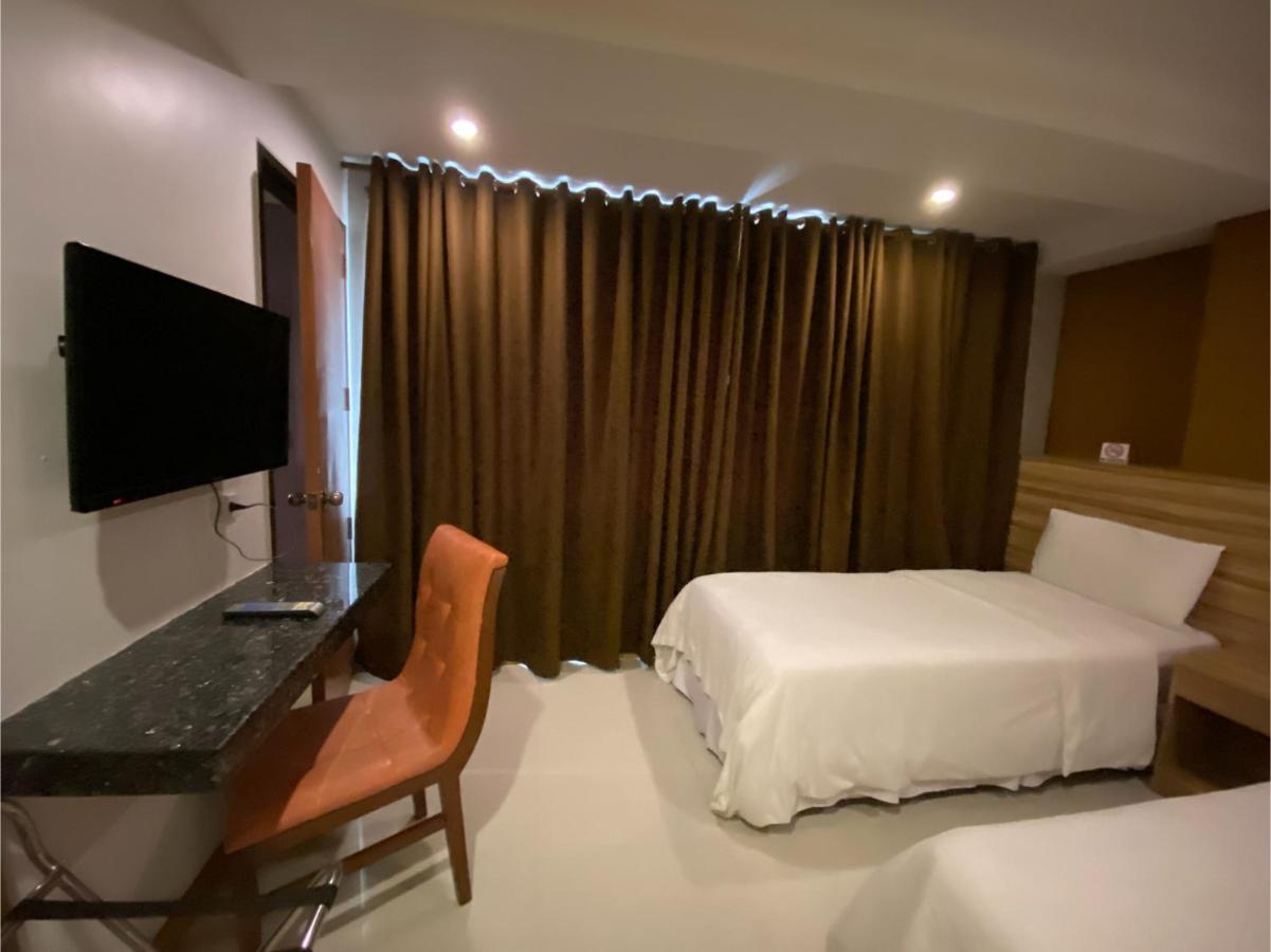 מנילה Capital O 820 Guijo Suites Makati מראה חיצוני תמונה