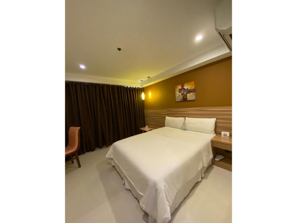 מנילה Capital O 820 Guijo Suites Makati מראה חיצוני תמונה