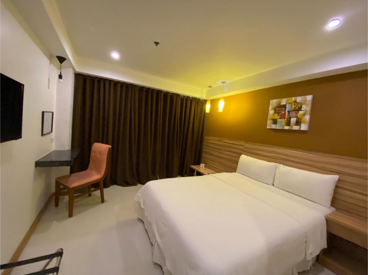 מנילה Capital O 820 Guijo Suites Makati מראה חיצוני תמונה