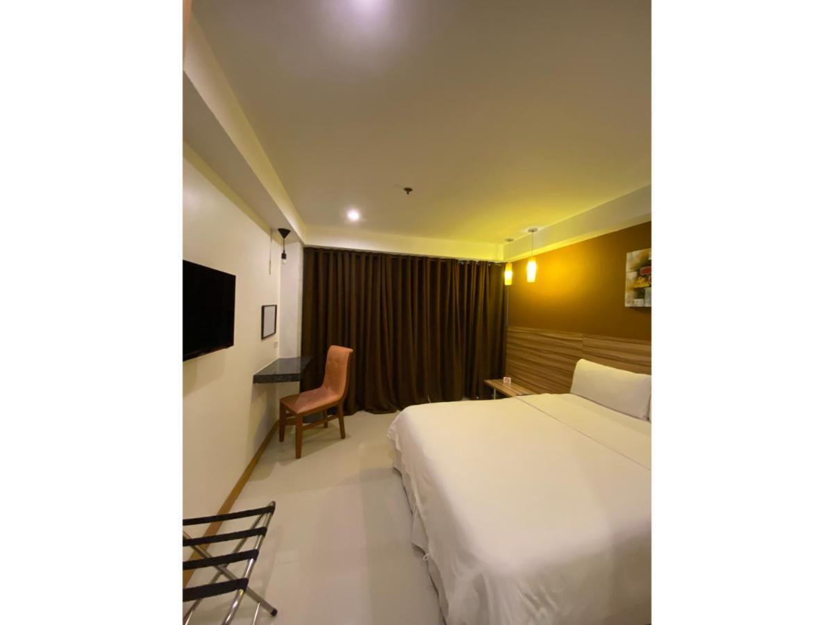מנילה Capital O 820 Guijo Suites Makati מראה חיצוני תמונה