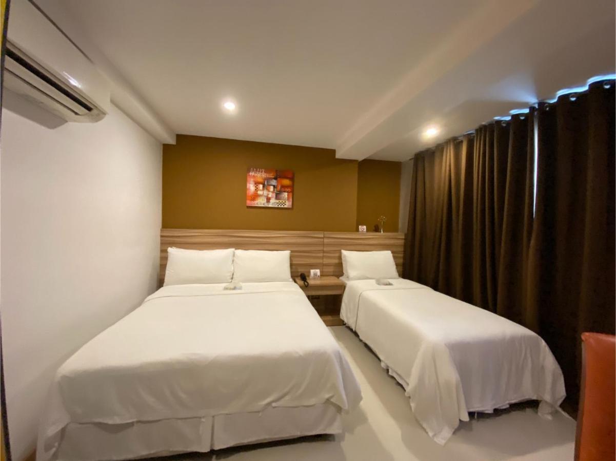 מנילה Capital O 820 Guijo Suites Makati מראה חיצוני תמונה