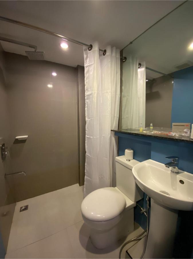 מנילה Capital O 820 Guijo Suites Makati מראה חיצוני תמונה