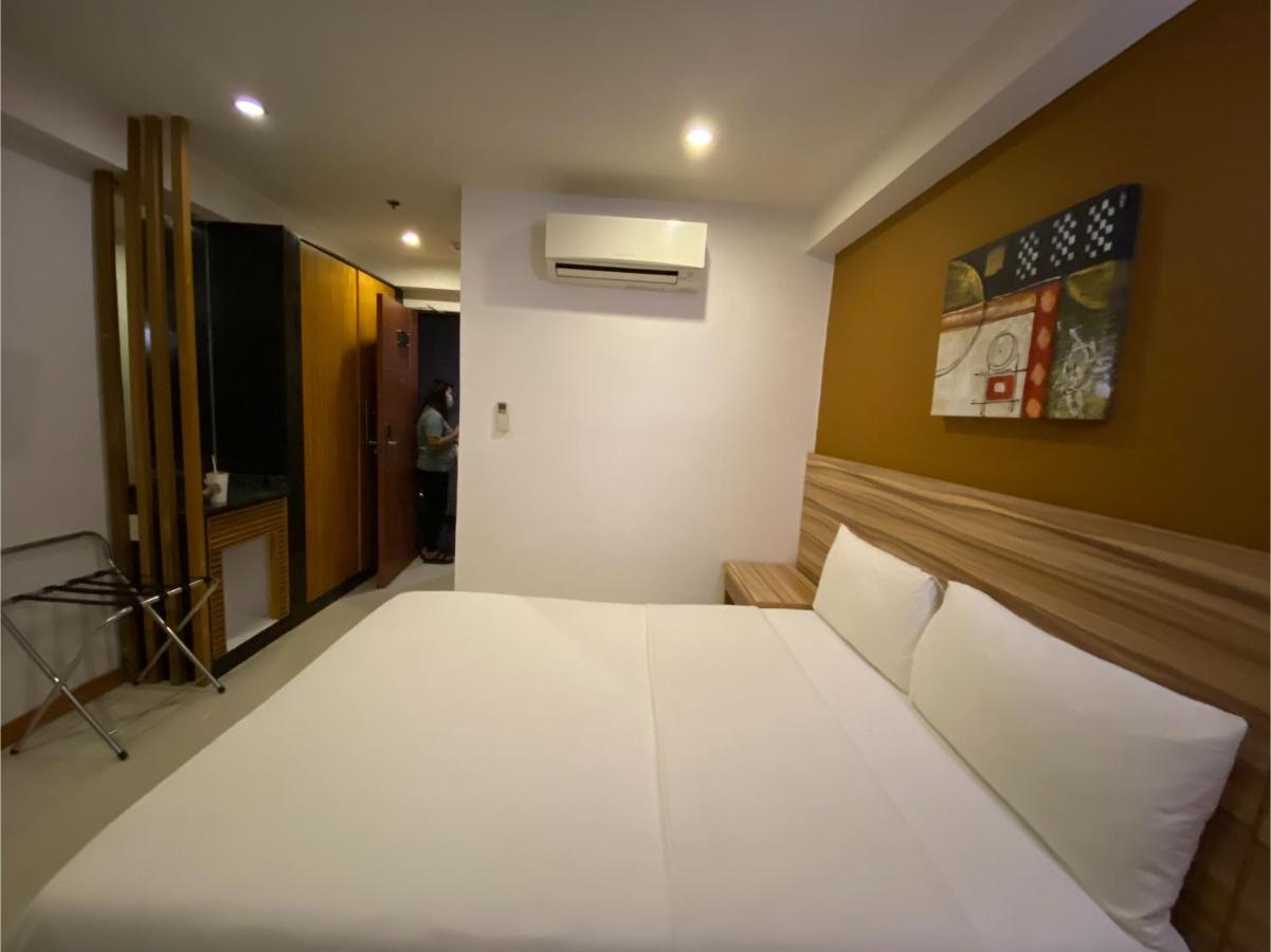 מנילה Capital O 820 Guijo Suites Makati מראה חיצוני תמונה