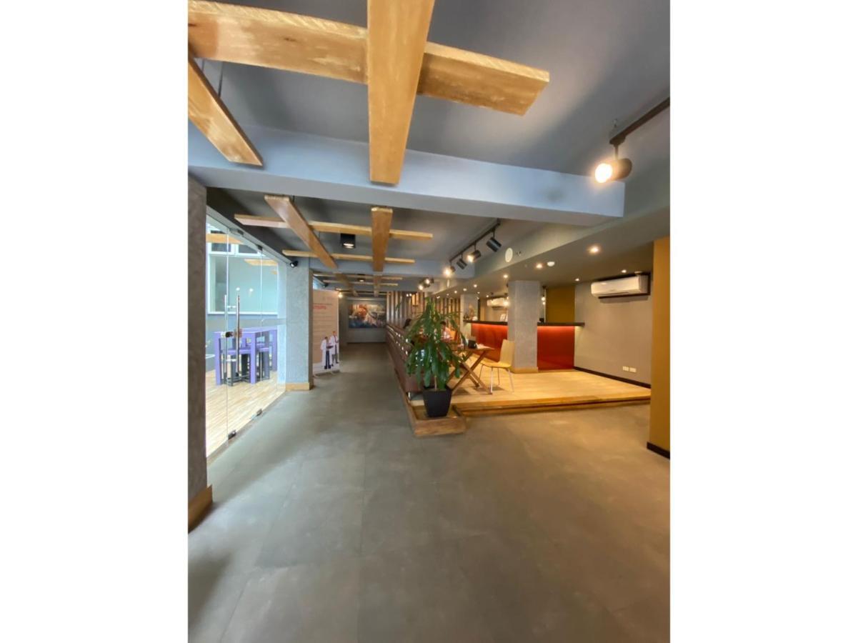 מנילה Capital O 820 Guijo Suites Makati מראה חיצוני תמונה